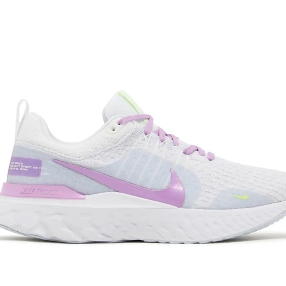 Nike Woman White and Lavender Sneakers